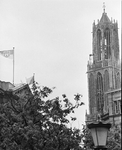 855183 Gezicht op de topgevel van het Stadhuis (Stadhuisbrug 1) te Utrecht, waarop de vlaggen van Utrecht en Hannover ...